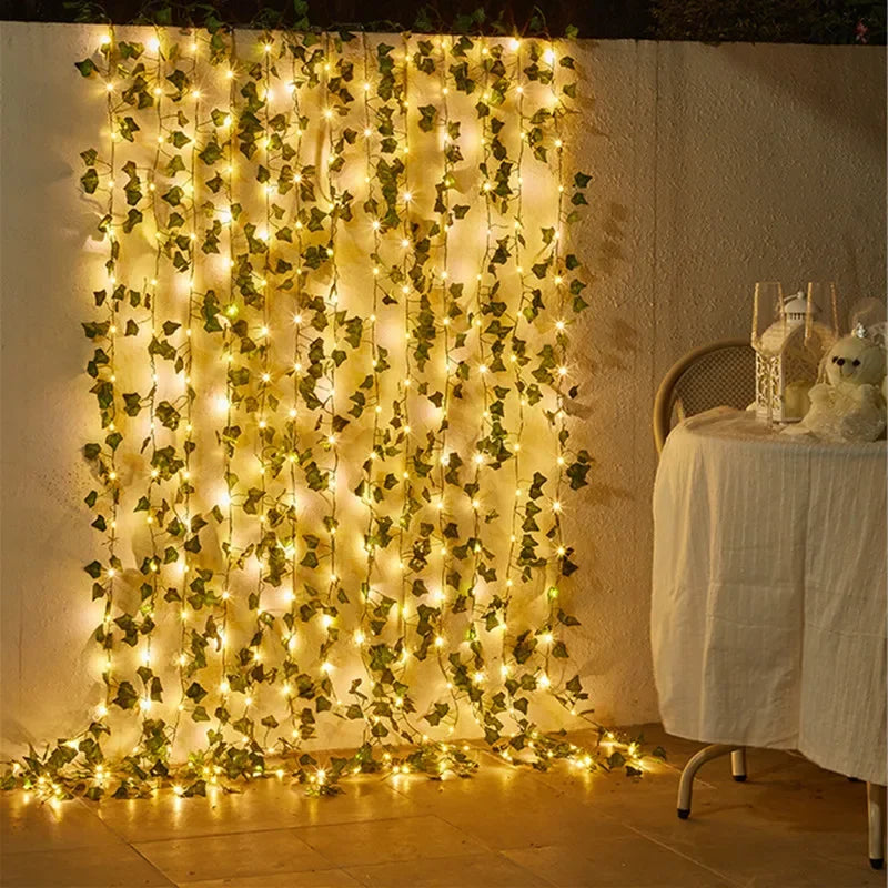 Cortina de luzes com folhas verdes