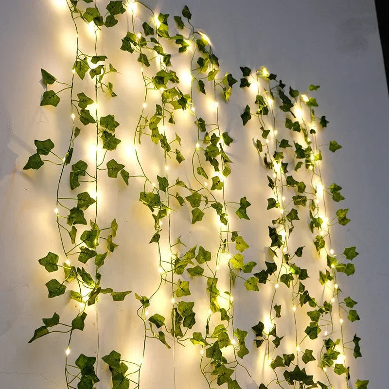 Cortina de luzes com folhas verdes