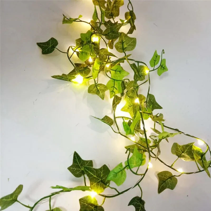Cortina de luzes com folhas verdes