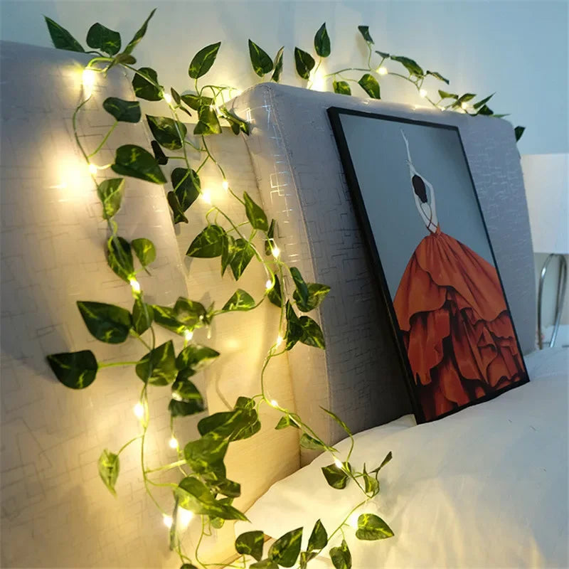 Cortina de luzes com folhas verdes