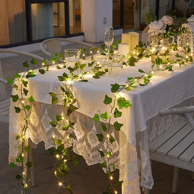 Cortina de luzes com folhas verdes